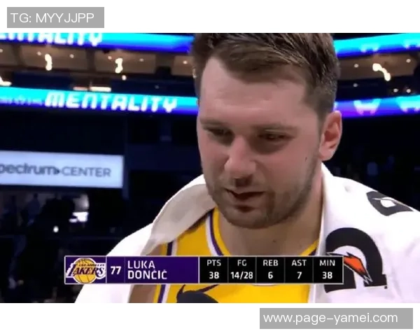 东契奇训练时单脚投三分球10米远险些命中引发里夫斯惊叹 东契奇训练时单脚投三分球10米远险些命中引发里夫斯惊叹